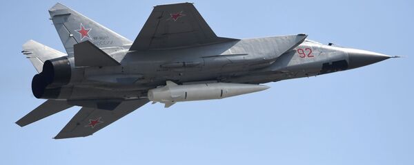 O Kinzhal pode iludir todos os sistemas de defesa antimísseis existentes e em desenvolvimento, carregar ogivas nucleares ou convencionais e tem um alcance de até 2.000 quilômetros O Kinzhal pode iludir todos os sistemas de defesa antimísseis existentes e em desenvolvimento, carregar ogivas nucleares ou convencionais e tem um alcance de até 2.000 quilômetros - Sputnik Brasil