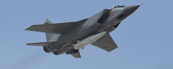 Os mísseis hipersônicos do sistema Kinzhal, que equipam os inovadores caças interceptores, são capazes de eliminar porta-aviões, destróieres e cruzadores do inimigo - Sputnik Brasil