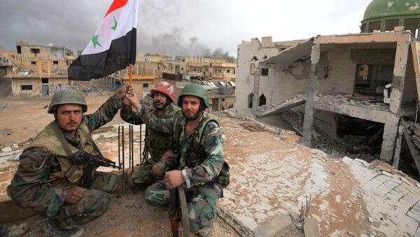 Soldados do Exército sírio com bandeira da Síria se alegram com a libertação de Palmira (foto de arquivo) - Sputnik Brasil