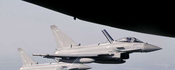 Caças Eurofighter Typhoon da Força Aérea Real escoltando um avião comercial sobre o leste da Romênia - Sputnik Brasil