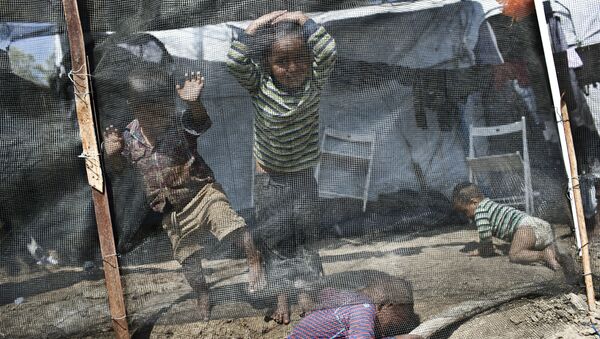 Crianças brincam em campo de refugiados de Moria na ilha de Lesbos, na Grécia - Sputnik Brasil