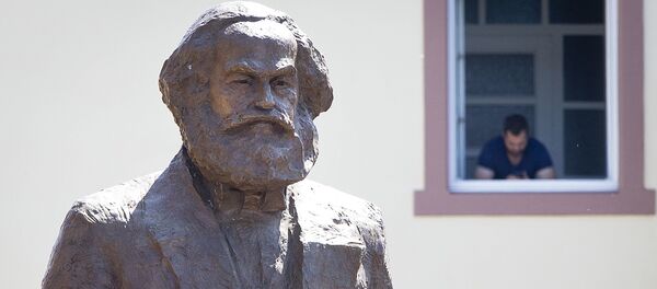 Estátua de Karl Marx foi revelada em Trier, cidade natal do filósofo - Sputnik Brasil