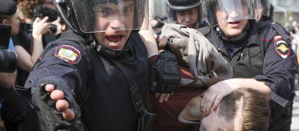 Policiais prendem manifestante em Moscou, 5 de maio de 2018. - Sputnik Brasil