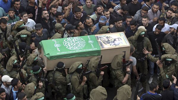 Homens armados do Hamas carregam caixão de um de seus homens na Faixa de Gaza neste domingo (6). - Sputnik Brasil