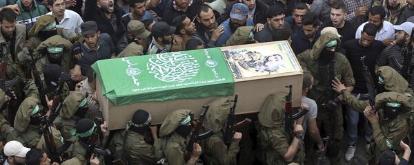 Homens armados do Hamas carregam caixão de um de seus homens na Faixa de Gaza neste domingo (6). - Sputnik Brasil