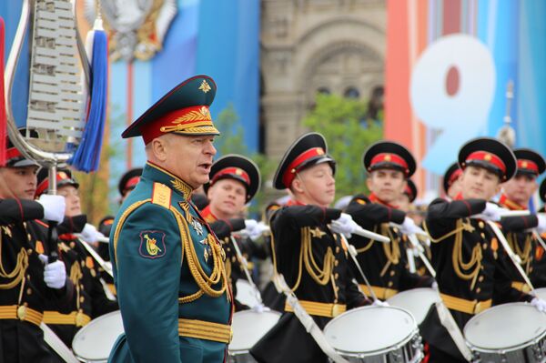 Comandante da 73ª Parada da Vitória, Oleg Salyukov, durante o ensaio geral em 6 de maio de 2018, na Praça Vermelha - Sputnik Brasil