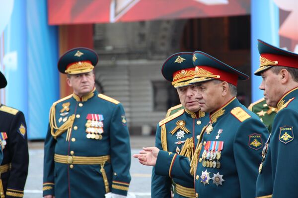 Ministro da Defesa russo, Sergei Shoigu, junto ao comandante da 73ª Parada da Vitória, Oleg Salyukov, durante o ensaio geral, em 6 de maio de 2018, na Praça Vermelha - Sputnik Brasil