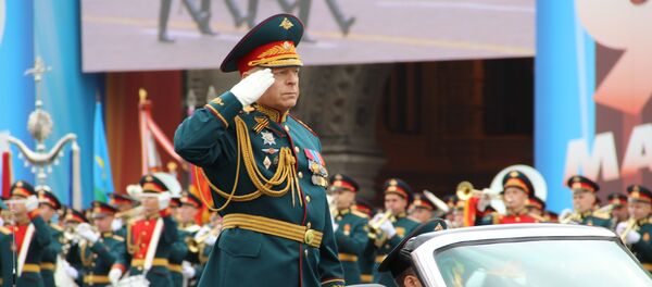 Comandante da 73ª Parada da Vitória, Oleg Salyukov, durante o ensaio geral em 6 de maio de 2018, na Praça Vermelha - Sputnik Brasil