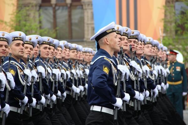 Estudantes da Escola Superior Naval do Mar Negro Nakhimov participam do ensaio geral da 73ª Parada da Vitória, em 6 de maio de 2018, na Praça Vermelha - Sputnik Brasil