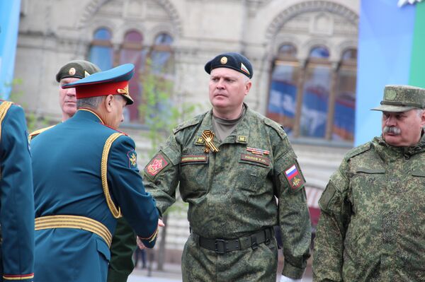 Ministro da Defesa russo, Sergei Shoigu, aperta a mão de um dos comandantes dos batalhões após o fim do ensaio geral da 73ª Parada da Vitória, em 6 de maio de 2018, na Praça Vermelha  - Sputnik Brasil
