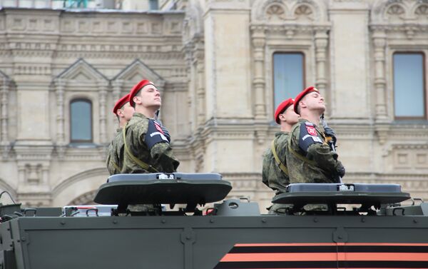 Agentes da Polícia Militar da Rússia em veículos blindados Taifun-K participam do ensaio geral da 73ª Parada da Vitória, em 6 de maio de 2018, na Praça Vermelha - Sputnik Brasil