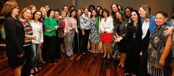 Jantar de parlamentares da Bancada Feminina com a então presidente Dilma Rousseff, em março de 2015 - Sputnik Brasil