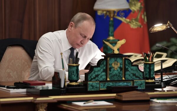Presidente eleito Vladimir Putin no seu escritório, antes da cerimônia solene de posse - Sputnik Brasil