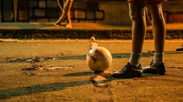 Jogadoras da seleção brasileira na Street Child World Cup 2018 treinam em favela do Complexo da Penha, Rio de Janeiro. Jogadoras da seleção brasileira na Street Child World Cup 2018 treinam em favela do Complexo da Penha, Rio de Janeiro. - Sputnik Brasil