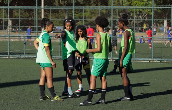 Jogadoras da seleção brasileira na Street Child World Cup 2018 treinam no Aterro do Flamengo, Rio de Janeiro, Brasil. Jogadoras da seleção brasileira na Street Child World Cup 2018 treinam no Aterro do Flamengo, Rio de Janeiro, Brasil. - Sputnik Brasil