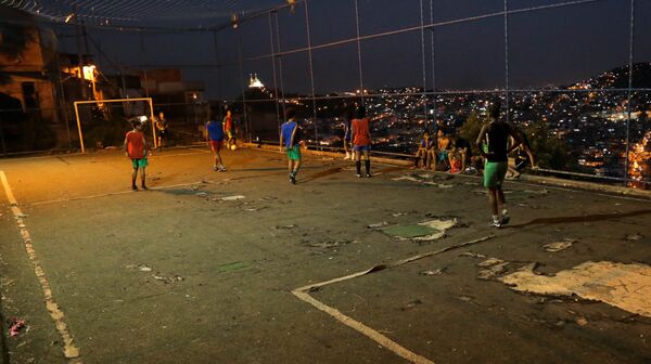 Jogadoras da seleção brasileira na Street Child World Cup 2018 treinam em favela do Complexo da Penha, Rio de Janeiro. Jogadoras da seleção brasileira na Street Child World Cup 2018 treinam em favela do Complexo da Penha, Rio de Janeiro. - Sputnik Brasil