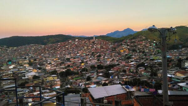 Vista do campo onde treinam as jogadoras da seleção brasileira da Street Child World Cup 2018, no topo do Morro do Caracol, favela do Complexo da Penha, Rio de Janeiro. Vista do campo onde treinam as jogadoras da seleção brasileira da Street Child World Cup 2018, no topo do Morro do Caracol, favela do Complexo da Penha, Rio de Janeiro. - Sputnik Brasil
