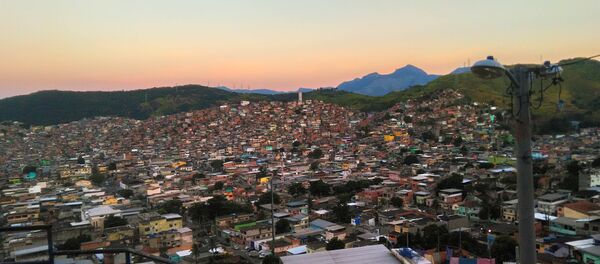 Vista do campo onde treinam as jogadoras da seleção brasileira da Street Child World Cup 2018, no topo do Morro do Caracol, favela do Complexo da Penha, Rio de Janeiro. - Sputnik Brasil