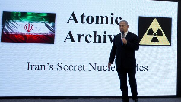 Premiê israelense, Benjamin Netanyahu, apresentando materiais sobre o suposto programa nuclear iraniano em Tel Aviv - Sputnik Brasil