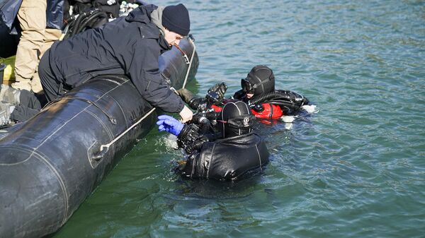 Equipes trabalhando no lago Gazivode - Sputnik Brasil