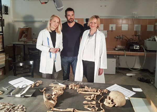 Dusan Jovovic com duas mulheres da equipe científica - Sputnik Brasil