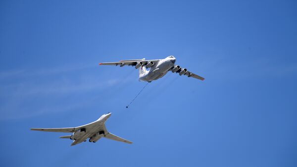 Avião de reabastecimento Il-78 e bombardeiro estratégico Tu-160 durante o desfile militar dedicado ao Dia da Vitória, Moscou, 9 de maio de 2018 - Sputnik Brasil