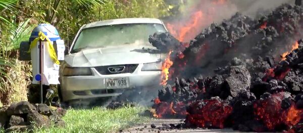 Lava do vulcão engole um carro Ford Mustang em Puna, Havaí (EUA), 6 de maio de 2018 - Sputnik Brasil