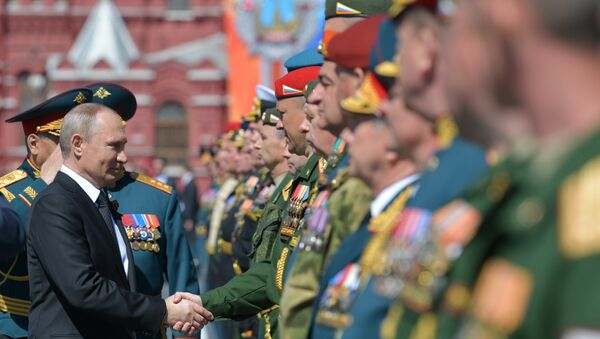 Presidente russo, Vladimir Putin, com militares depois da Parada da Vitória, Moscou, 9 de maio de 2018 - Sputnik Brasil