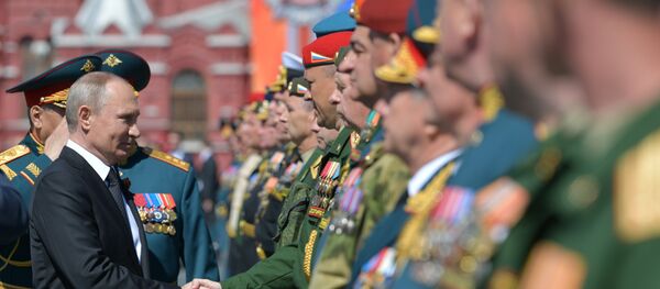 Presidente russo, Vladimir Putin, com militares depois da Parada da Vitória, Moscou, 9 de maio de 2018 - Sputnik Brasil