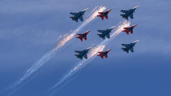 As esquadrilhas de acrobacia aérea Russkye Vityazi e Strizhi, em aviões Su-30SM e MiG-29SMT sobrevoando Moscou, 9 de maio de 2018 - Sputnik Brasil