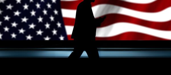 Silhueta masculina com bandeira norte-americana de plano de fundo - Sputnik Brasil