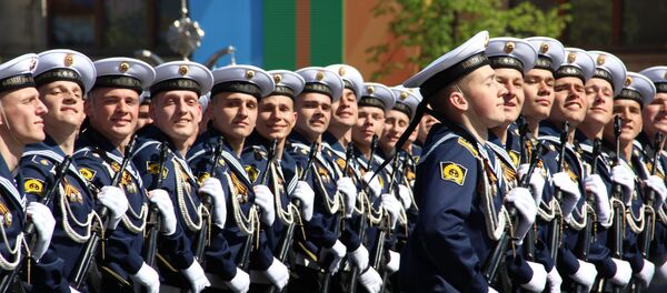 Alunos do Instituto Naval do Báltico Almirante Ushakov” e do Instituto Politécnico Naval passam pela Praça Vermelha durante a 73ª Parada da Vitória, na Praça Vermelha, em 9 de maio de 2018 - Sputnik Brasil