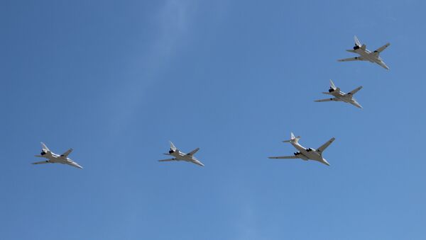 Bombardeiro estratégico Tu-160 e quatro bombardeiros estratégicos supersônicos Tu-22M3 participam da parte aérea da 73ª Parada da Vitória, na Praça Vermelha, em 9 de maio de 2018 - Sputnik Brasil
