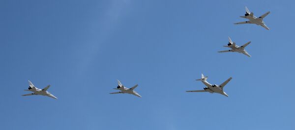 Bombardeiro estratégico Tu-160 e quatro bombardeiros estratégicos supersônicos Tu-22M3 participam da parte aérea da 73ª Parada da Vitória, na Praça Vermelha, em 9 de maio de 2018 Bombardeiro estratégico Tu-160 e quatro bombardeiros estratégicos supersônicos Tu-22M3 participam da parte aérea da 73ª Parada da Vitória, na Praça Vermelha, em 9 de maio de 2018 - Sputnik Brasil