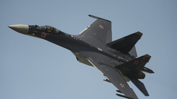 Caça russo Su-35 se apresentando no Dia da Força Aérea na cidade russa de Lipetsk (foto de arquivo) - Sputnik Brasil