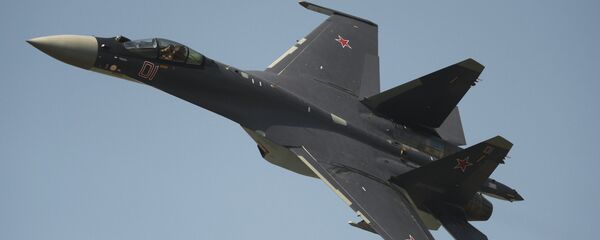 Caça russo Su-35 se apresentando no Dia da Força Aérea na cidade russa de Lipetsk - Sputnik Brasil