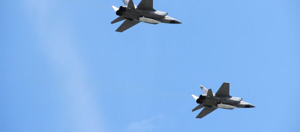 Dois aviões modernizados MiG-31K, equipados com novíssimo sistema de mísseis para aviação Kinzhal, estreiam na 73ª Parada da Vitória, na Praça Vermelha, em 9 de maio de 2018 - Sputnik Brasil
