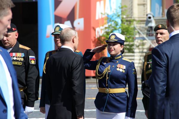 Presidente russo, Vladimir Putin, saúda major Ekaterina Ryakhova, comandante da formatura de cadetes femininas da Academia Militar Aeroespacial Mozhaysky, após a 73ª Parada da Vitória, na Praça Vermelha, em 9 de maio de 2018 - Sputnik Brasil