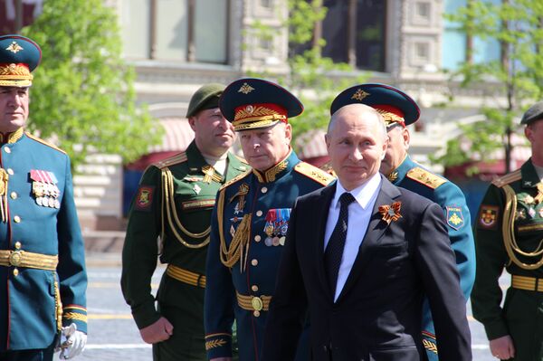Presidente russo, Vladimir Putin, passa pela imprensa após saudar os comandantes dos destacamentos que participaram da 73ª Parada da Vitória, na Praça Vermelha, em 9 de maio de 2018 - Sputnik Brasil