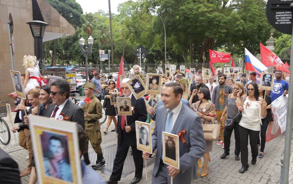 Familiares carregam retratos de parentes que lutaram na Segunda Guerra Mundial durante o Regimento Imortal, realizado no Rio de Janeiro - Sputnik Brasil