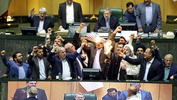 Deputados iranianos queimam dois papéis, um dos quais representa a bandeira norte-americana, e o outro - o acordo nuclear - Sputnik Brasil