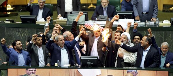 Deputados iranianos queimam dois papéis, um dos quais representa a bandeira norte-americana, e o outro - o acordo nuclear - Sputnik Brasil