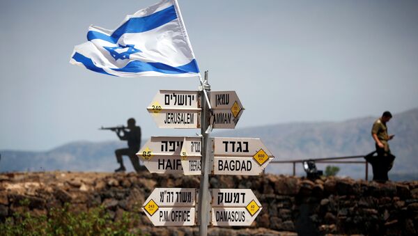 Soldados israelenses perto de uma sinalização em ponto de observação nas Colinas de Golã que dá para o território sírio, 10 de maio de 2018 - Sputnik Brasil