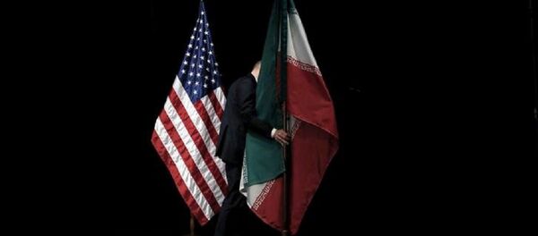 A staff member removes the Iranian flag from the stage after a group picture with foreign ministers and representatives of the U.S., Iran, China, Russia, Britain, Germany, France and the European Union during the Iran nuclear talks at the Vienna International Center in Vienna, Austria July 14, 2015 - Sputnik Brasil