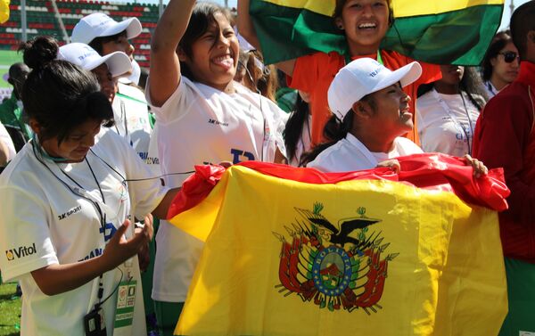 Equipe feminina boliviana na Street Child World Cup 2018 segurando uma bandeira do seu país - Sputnik Brasil