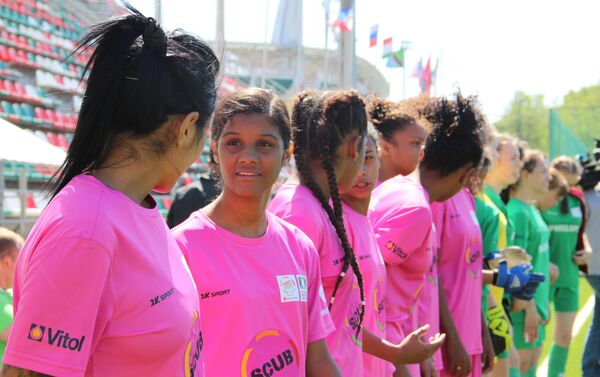 Jogadoras da equipe feminina brasileira antes do amistoso com o time russo na Street Child World Cup 2018 - Sputnik Brasil