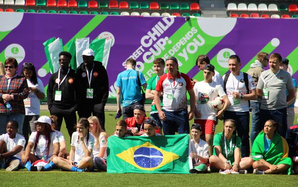 Torcida de diferentes países apoia a equipe feminina brasileira durante o amistoso com a Rússia na Street Child World Cup 2018 - Sputnik Brasil