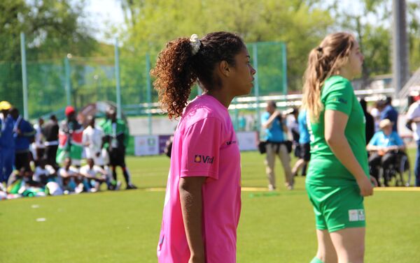 Uma das jogadoras da equipe feminina brasileira durante o amistoso com a Rússia na Street Child World Cup 2018 - Sputnik Brasil