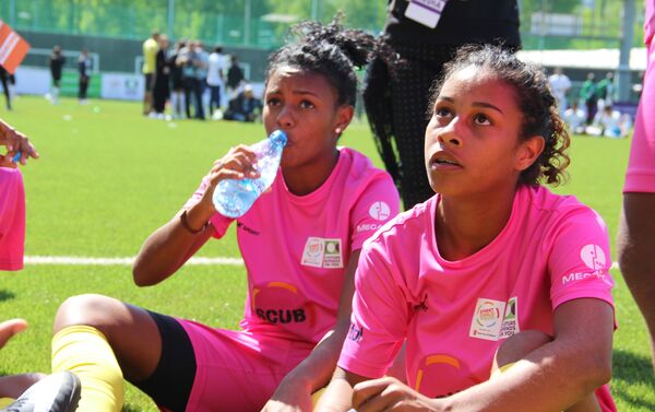 Jogadoras da equipe feminina brasileira durante intervalo no amistoso com a Rússia na Street Child World Cup 2018 - Sputnik Brasil