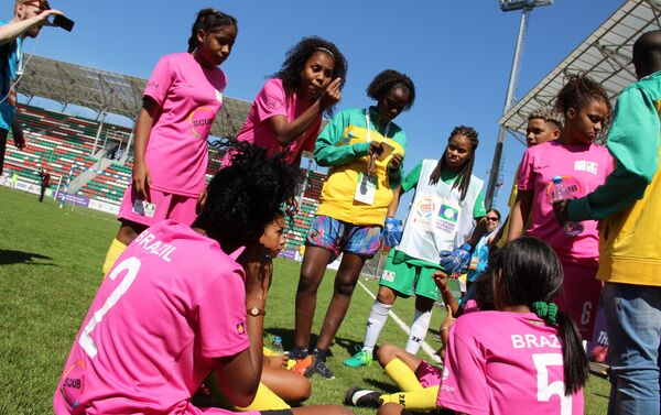 Jogadoras da equipe feminina brasileira durante intervalo no amistoso com a Rússia na Street Child World Cup 2018 - Sputnik Brasil